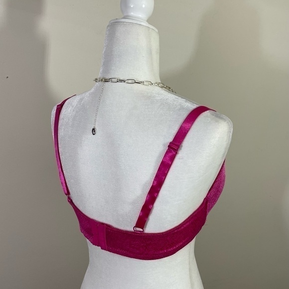 Dreamwear sz 40C bra push-up in a berry color with a slight texture - Picture 6 of 8